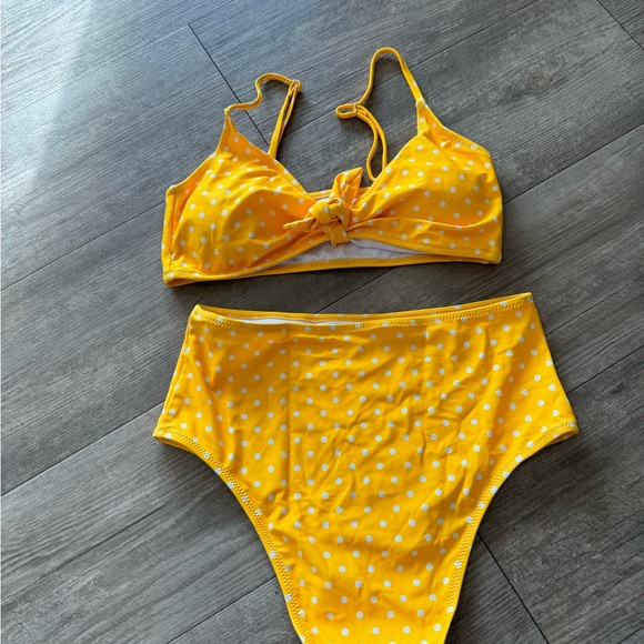LAST PRICE🍒🤍 AMAZON polka dot high waist swimming set💛 - Picture 5 of 9